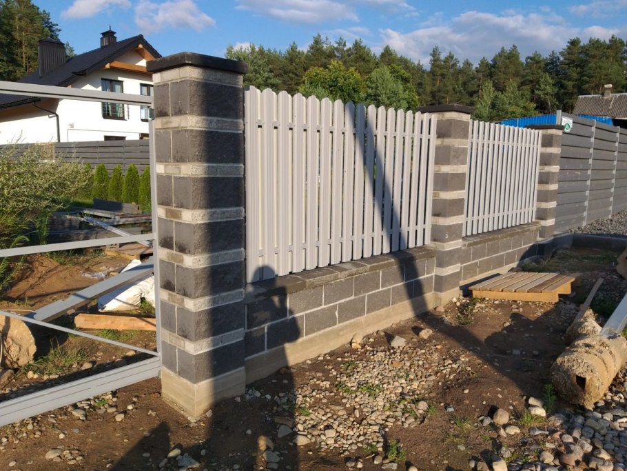 Забор из блоков