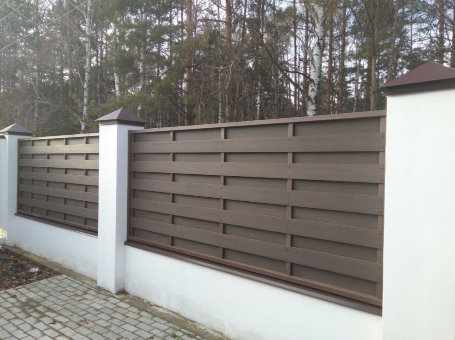 Забор из бетонных блоков