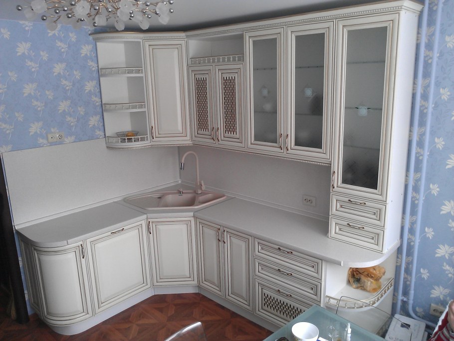 Угловой шкаф в гостиную