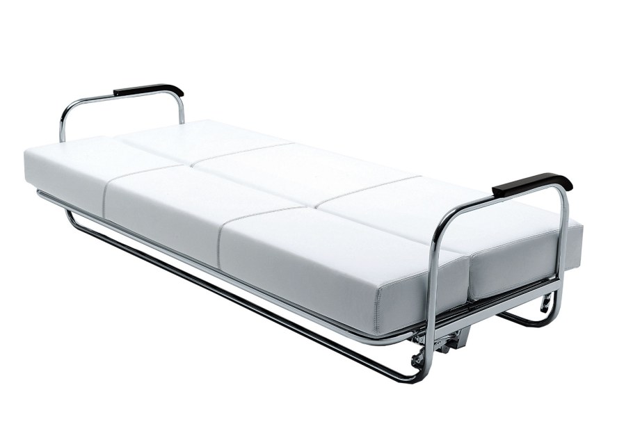 Диван на металлических ножках с подлокотниками