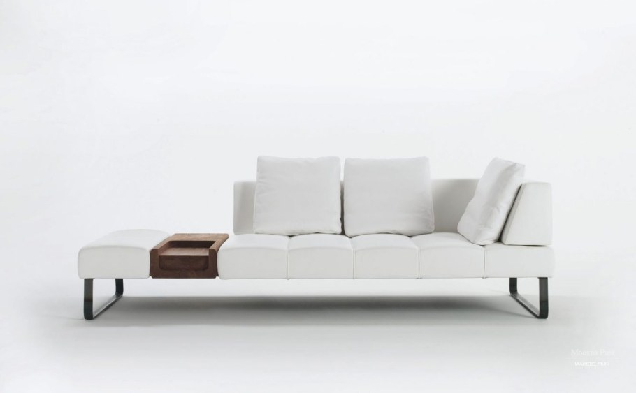 Диван на золотых ножках