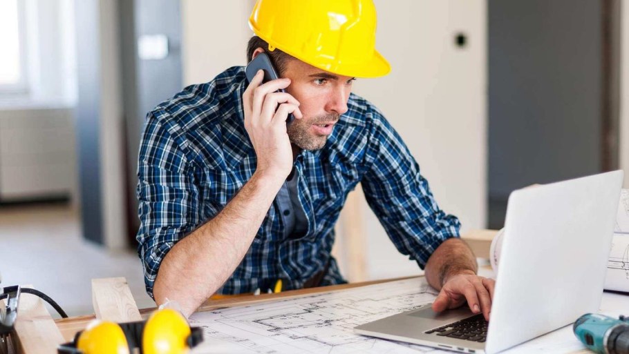 Архитектор в каске