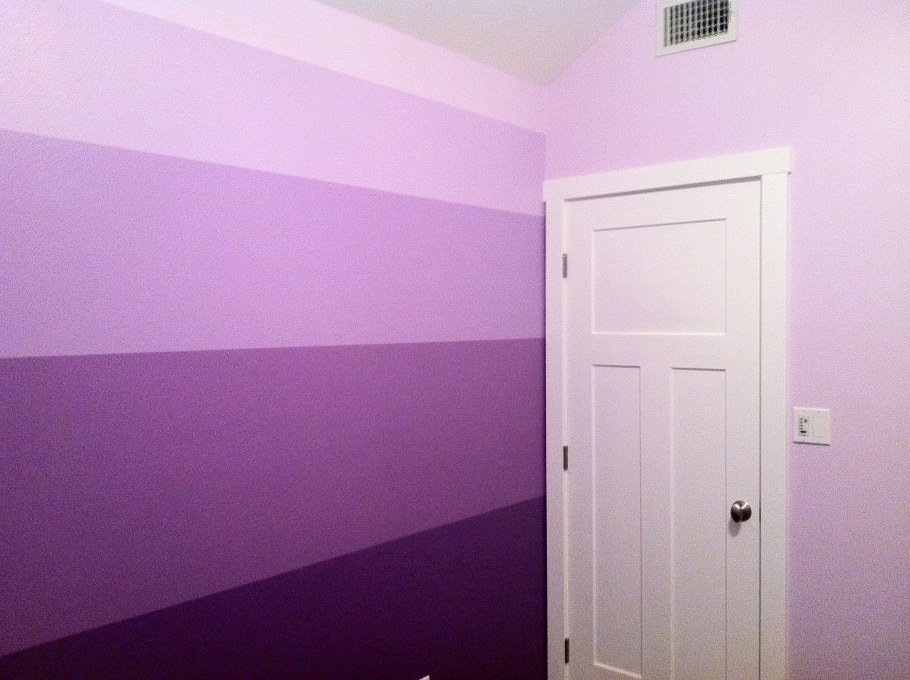 Коричневые стены в коридоре