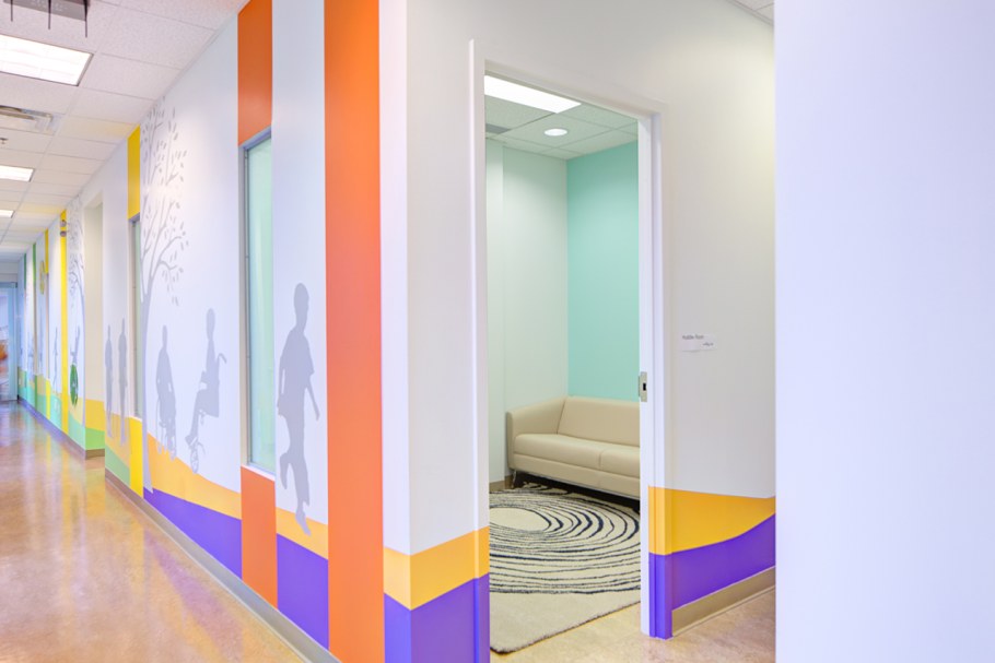 Покрасить стены в прихожей