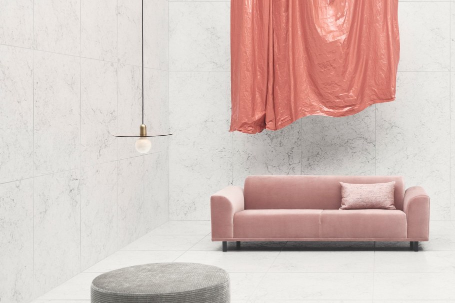 Серый диван с джутовым покрытием