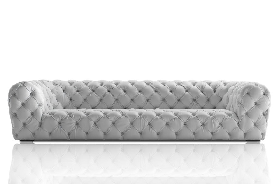 Человек на диване