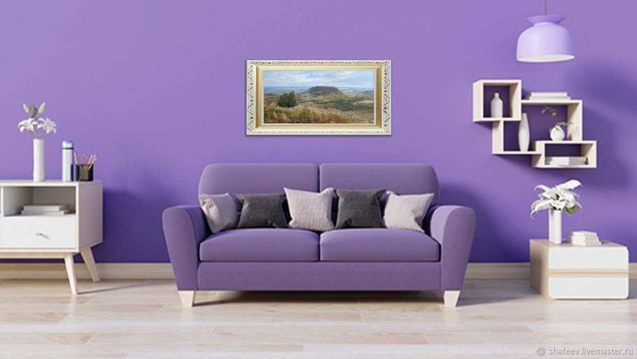 Комната с фиолетовым диваном