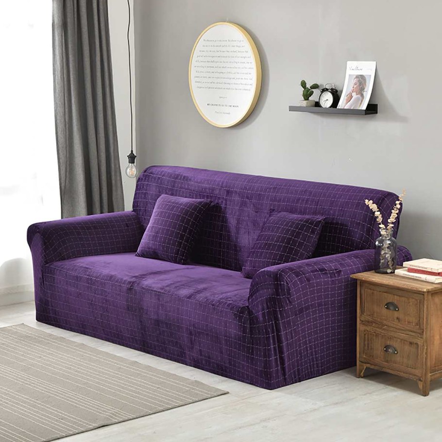 Диван фиолетового цвета