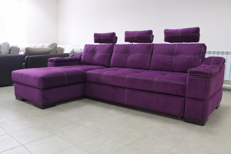 Фиолетовый диван в интерьере