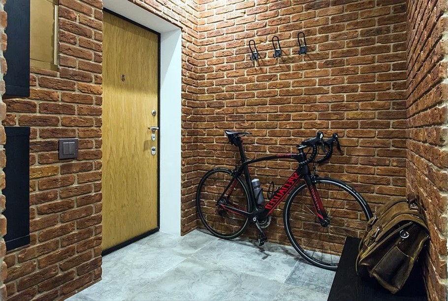 Декоративный кирпич в коридоре