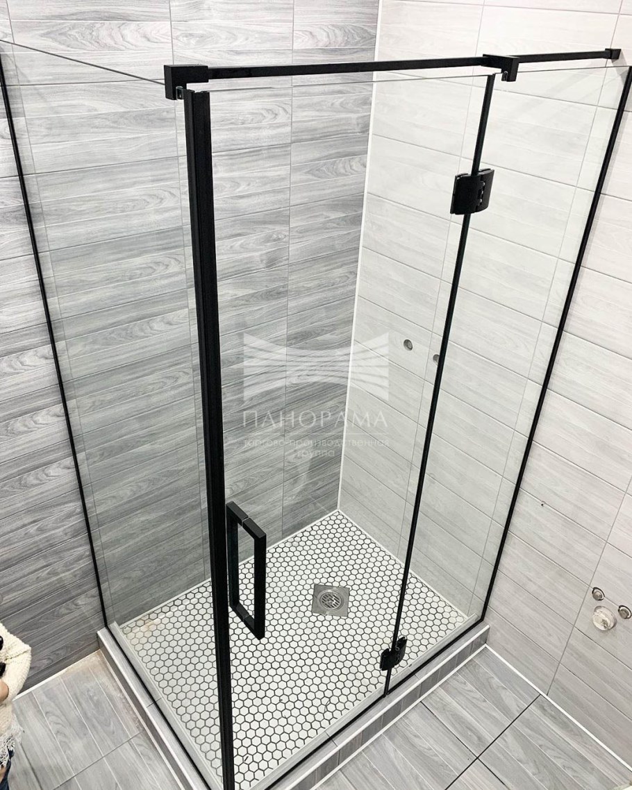 Душевые перегородки с черной фурнитурой