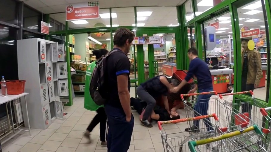 Охрана в магазине Пятерочка