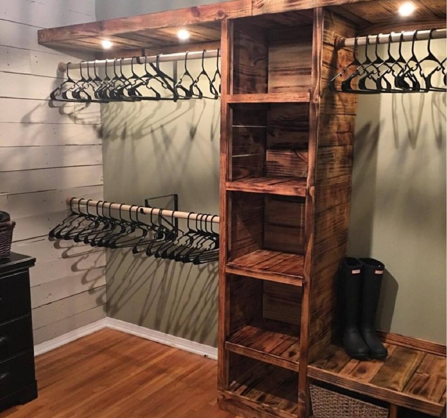 Стеллажи из дерева в гардероб