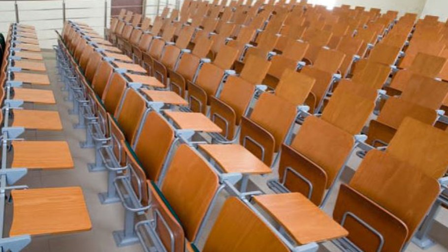 Парта в аудитории