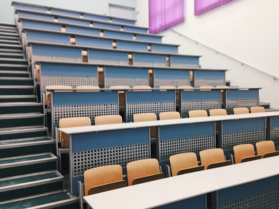 Студенческая скамья амфитеатр аудитория