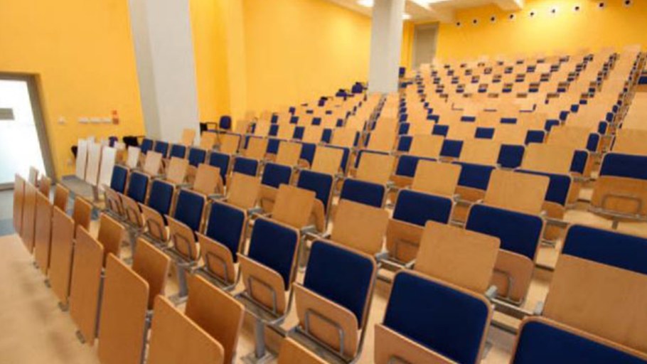 Аудитория в институте спереди
