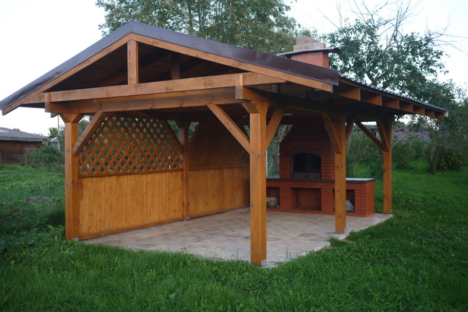 Деревянный навес для мангала