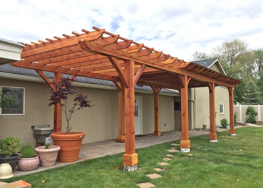 Красивый деревянный навес