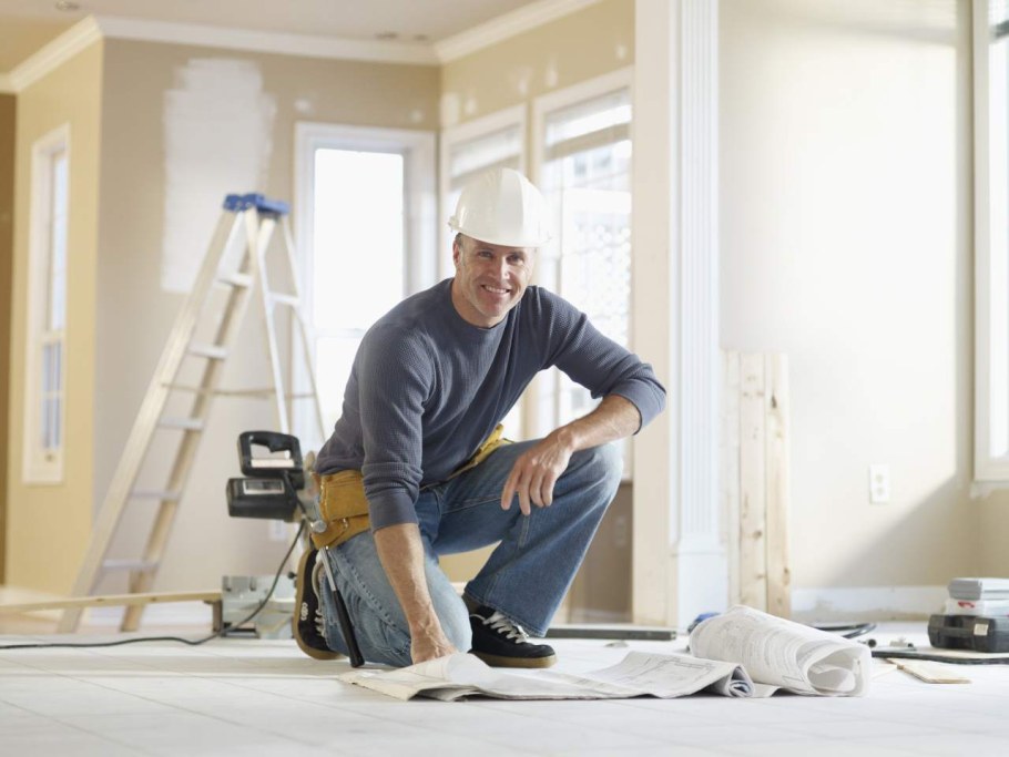 Люди делают ремонт в квартире