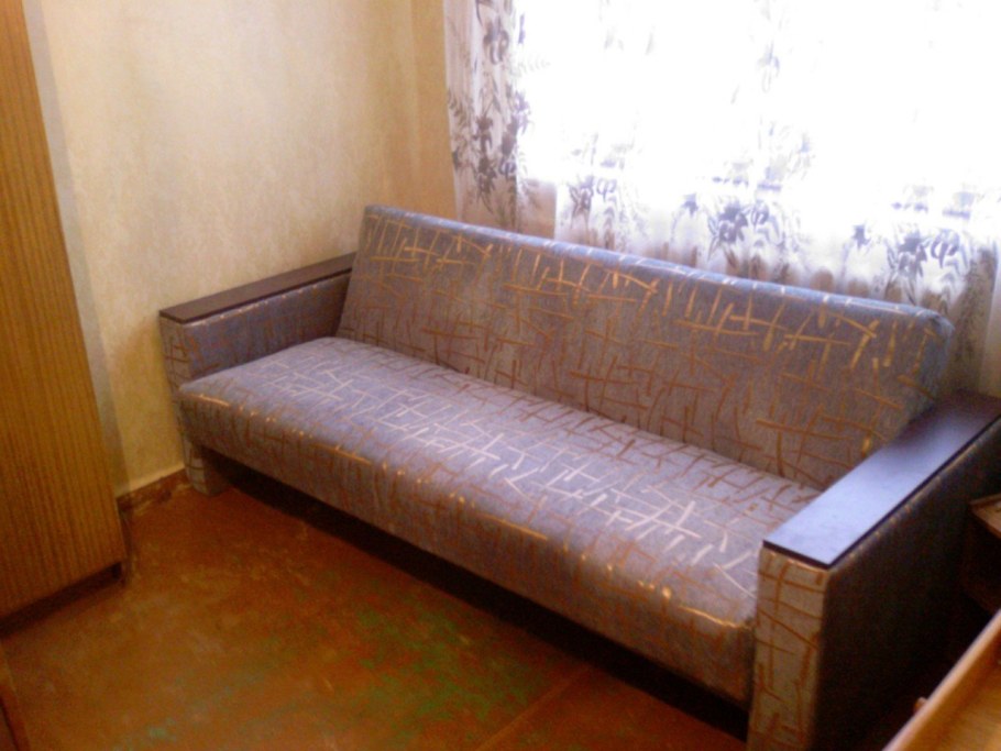 Старая комната с диваном