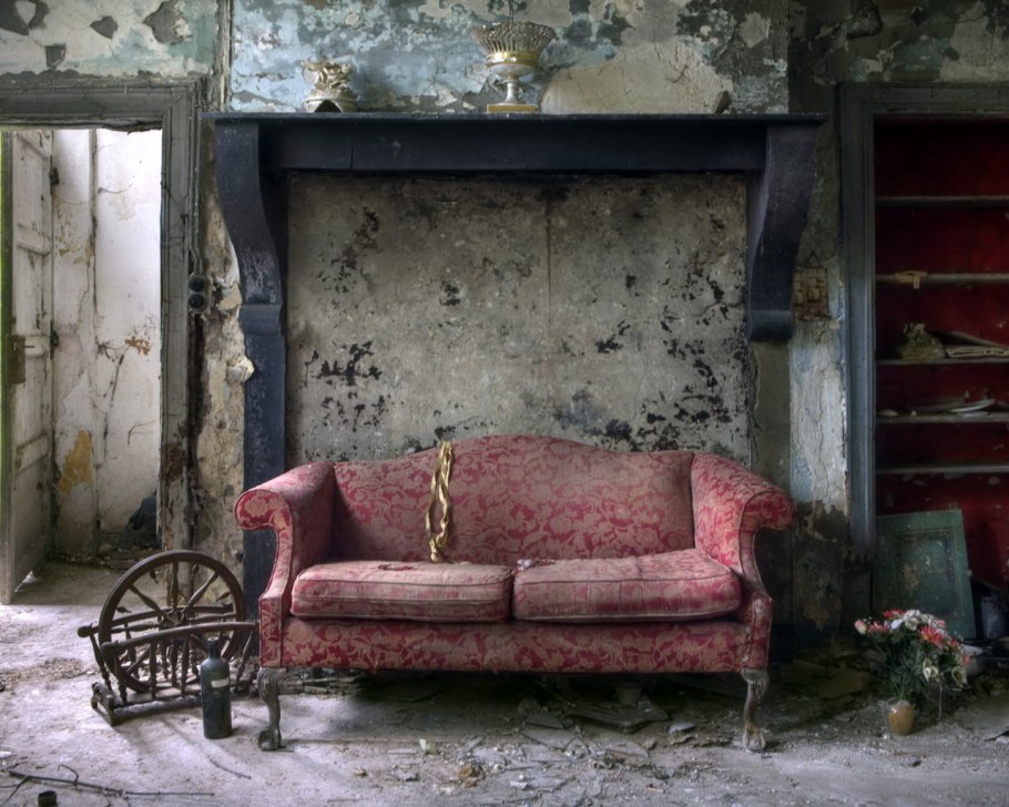 Старая комната с диваном