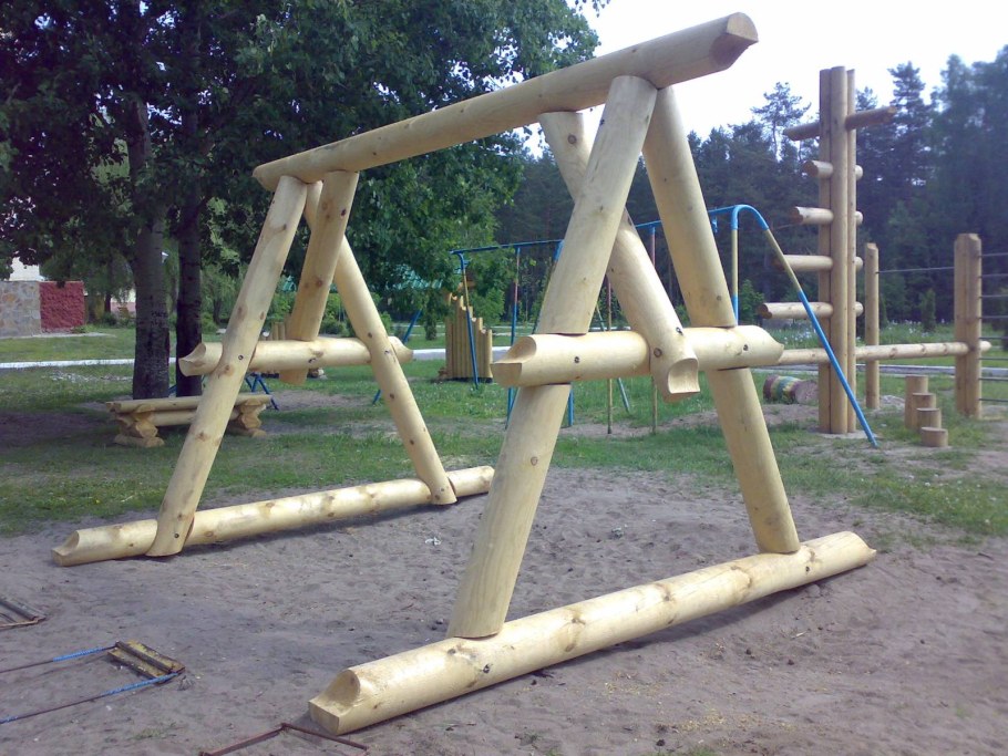 Качели из бревен