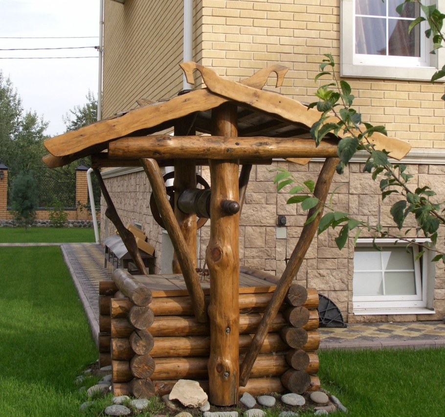 Колодезный домик из бревен
