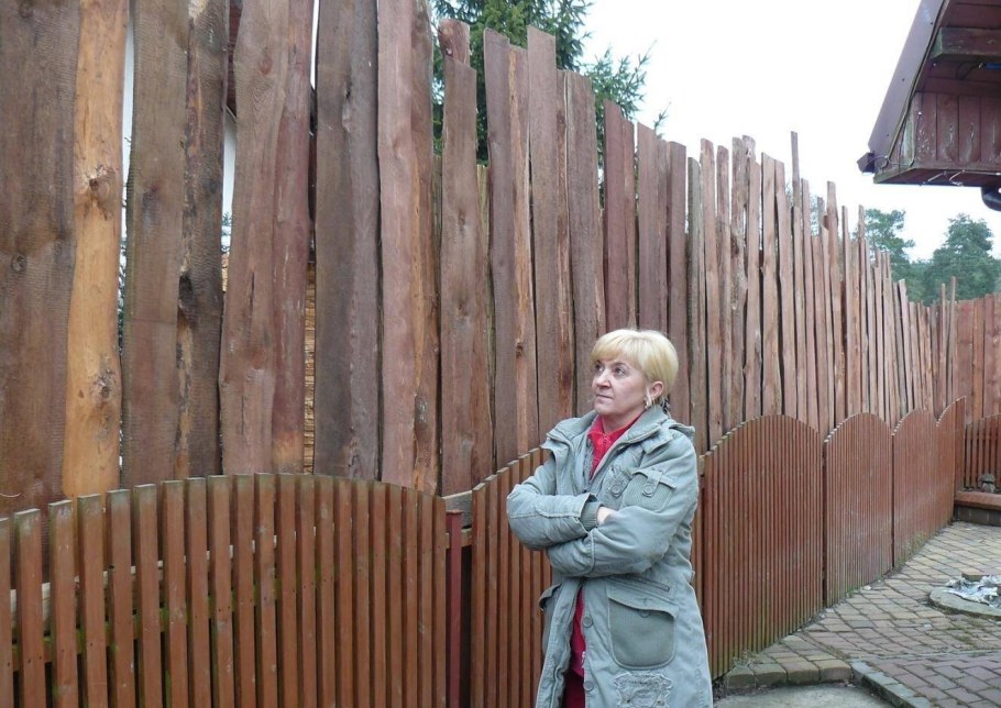 Забор между соседями