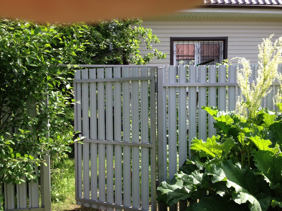 Забор из евроштакетника между соседями