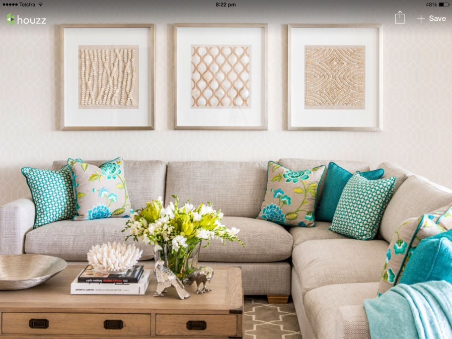 Бежевый диван с бирюзовыми подушками