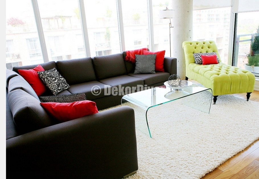 Серый диван с яркими подушками