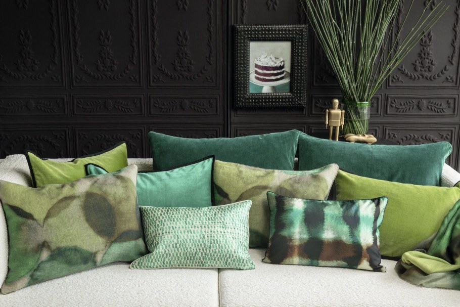 Зеленые подушки на кровать