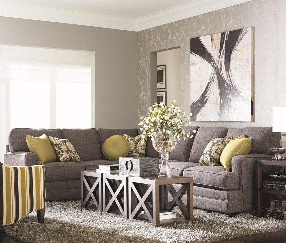 Комната с серым диваном