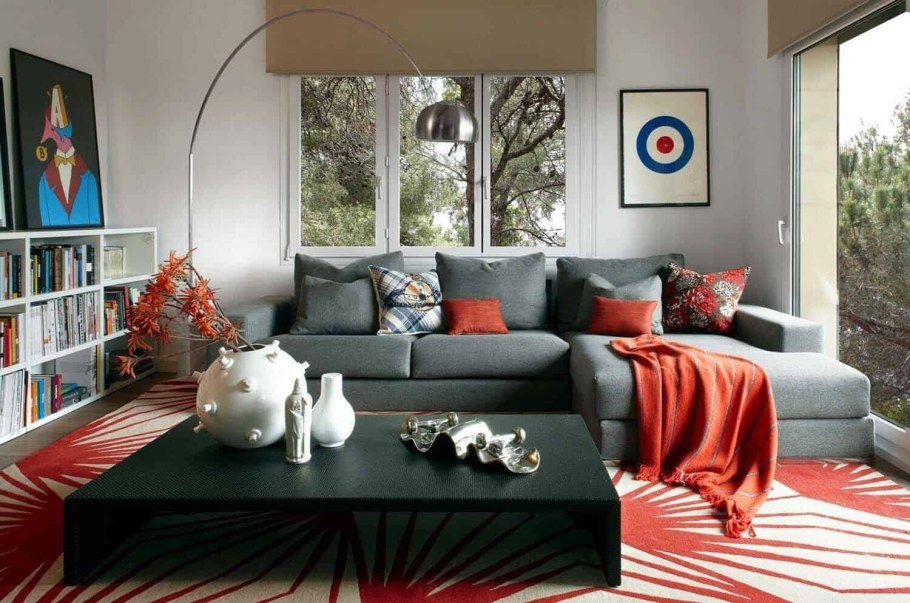 Серый диван с оранжевыми подушками