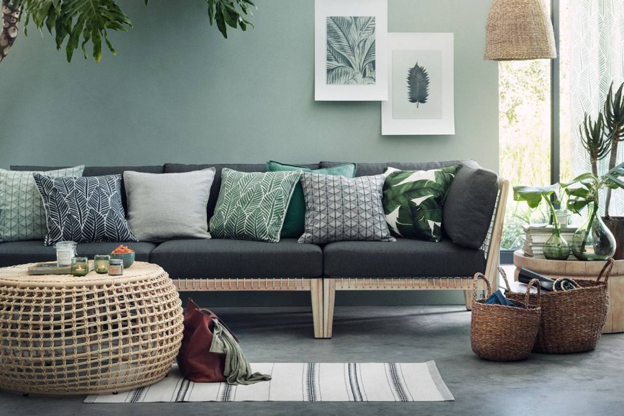 Зеленый диван с подушками