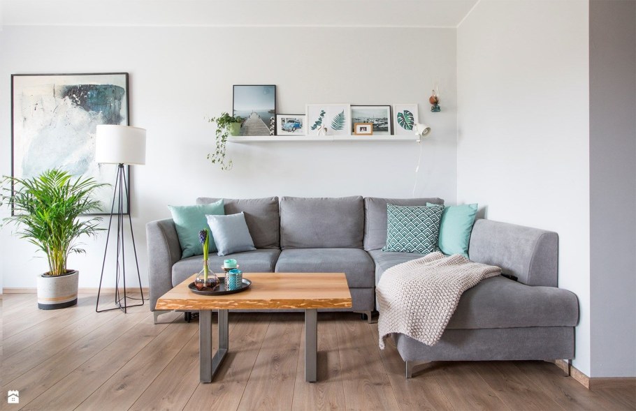 Серый диван на деревянных ножках интерьер