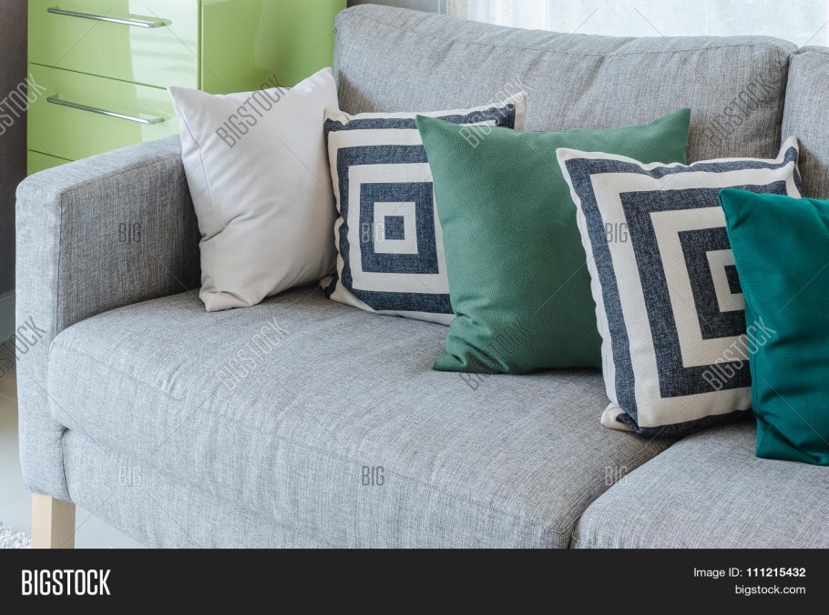 Серый диван с салатовыми подушками