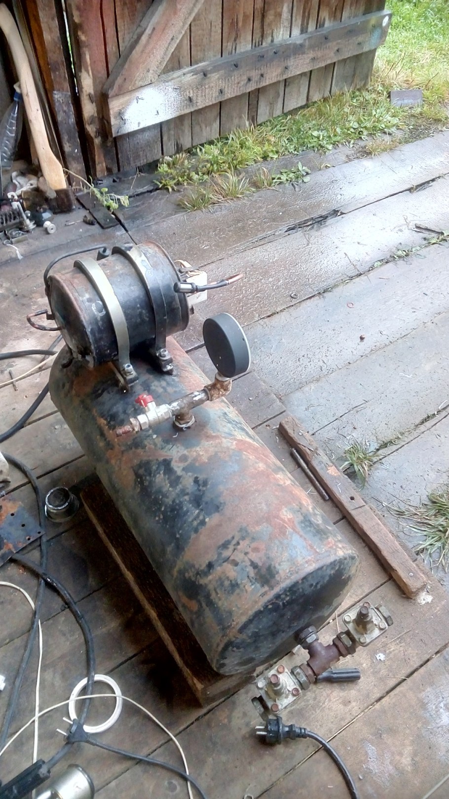 Компрессор из двигателя холодильника из рессивера ЗИЛ 157к