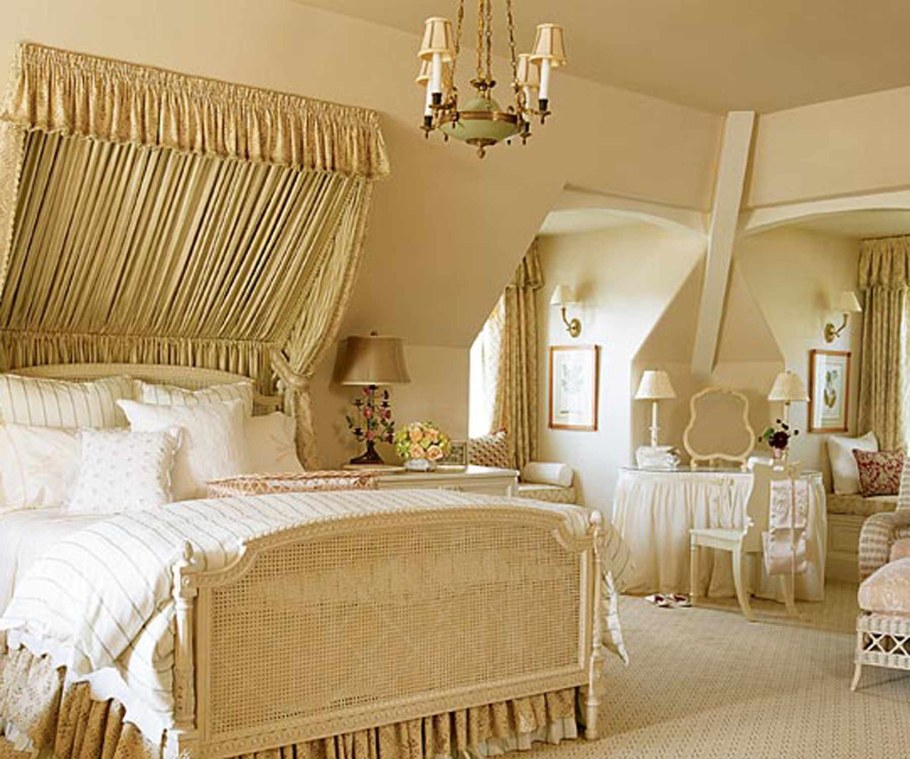 Спальня на мансарде с балдахином