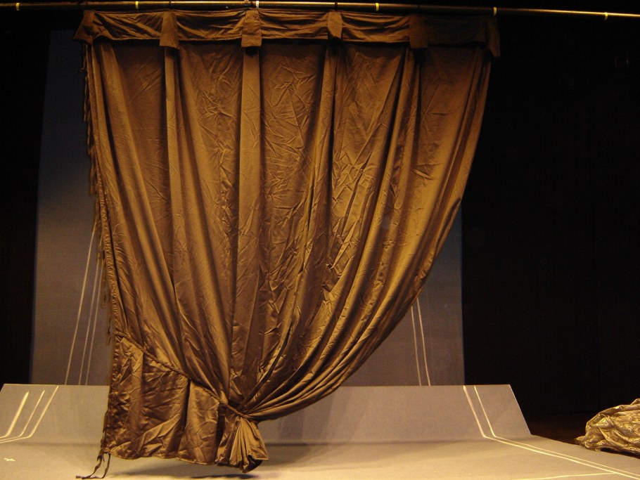 Театральный занавес