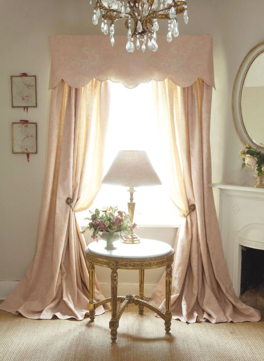 Светлые шторы с бахромой в интерьере