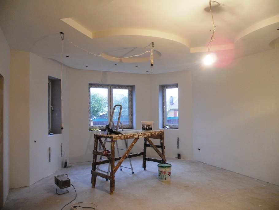 Люди делают ремонт в квартире