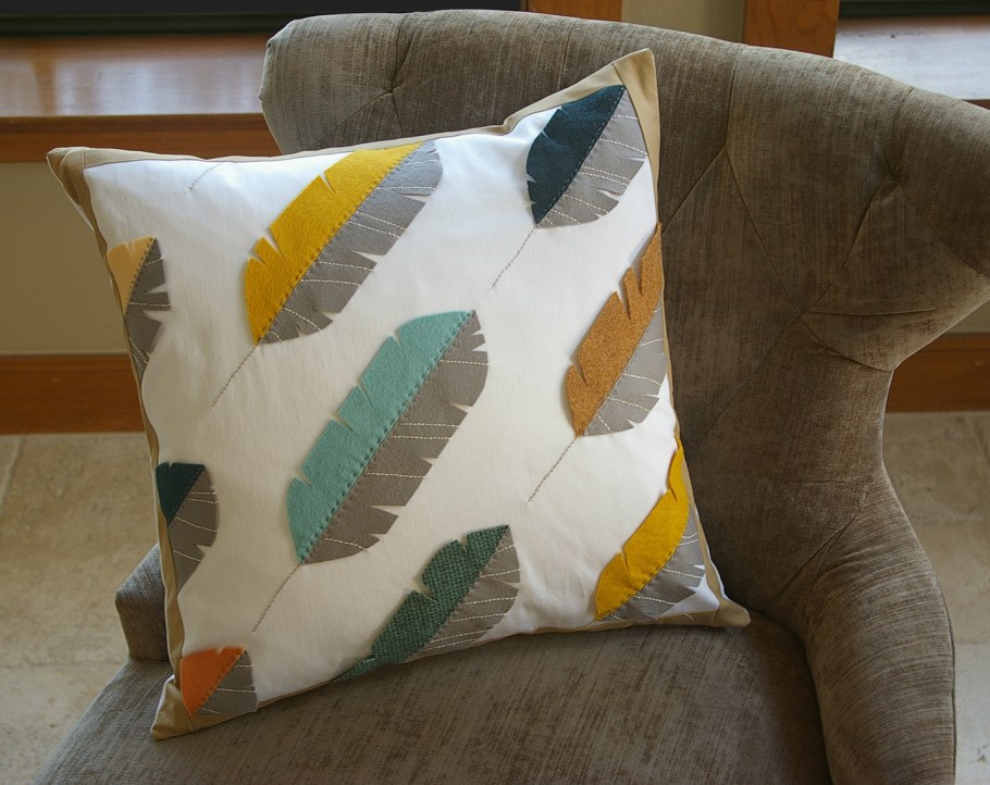 Декоративная подушка из кусков