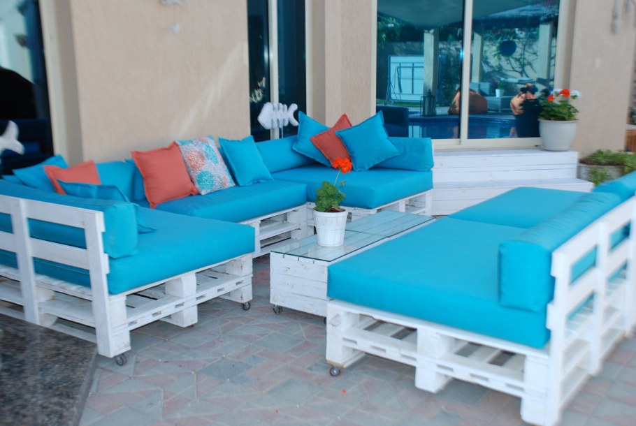 Диван из поддонов белый