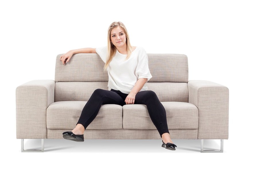 Сидячий человек на диване