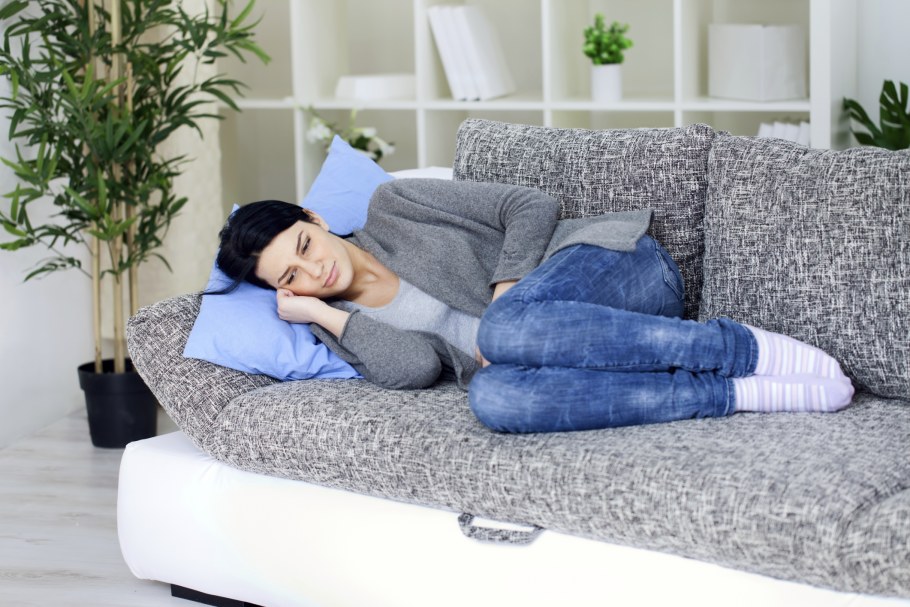 Лежа на диване