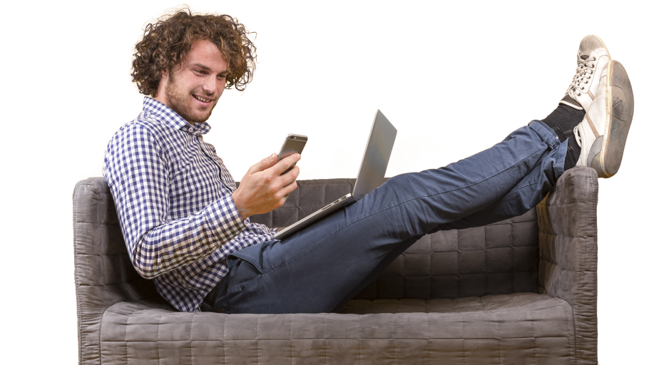 Мужчина на диване с ноутбуком