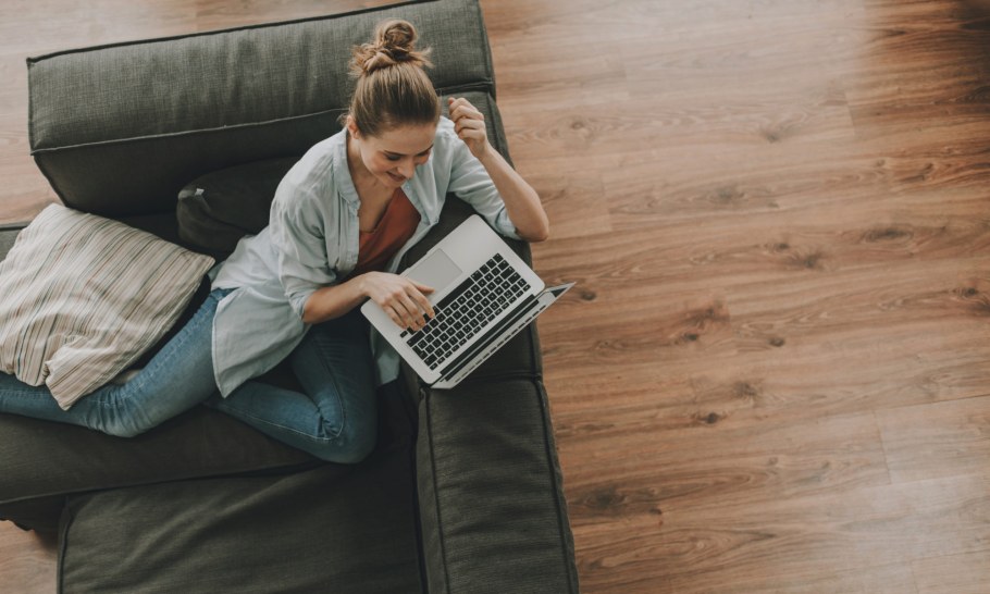 Ноутбук на диване