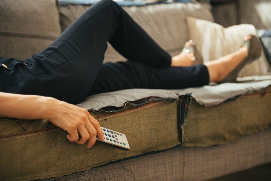 Лежит на диване