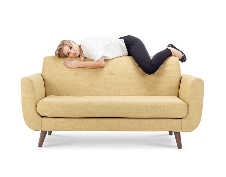 Человек лежит на диване